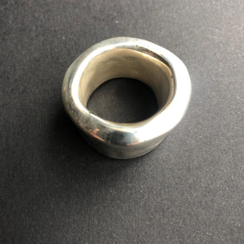 Anillo de plata de la joyera artística Dharma Soriano