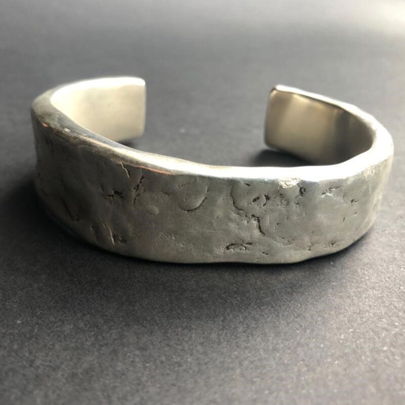 Anillo Zinguinchor, diseñado por la joyera artística Dharma Soriano. Pieza  que forma parte de la colección de arte para llevar o vestir de  PUT ON ART.